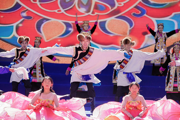 1759146799369944.jpg 2025桑日思金拉错旅游民歌盛典暨旅游发展大会盛大开幕