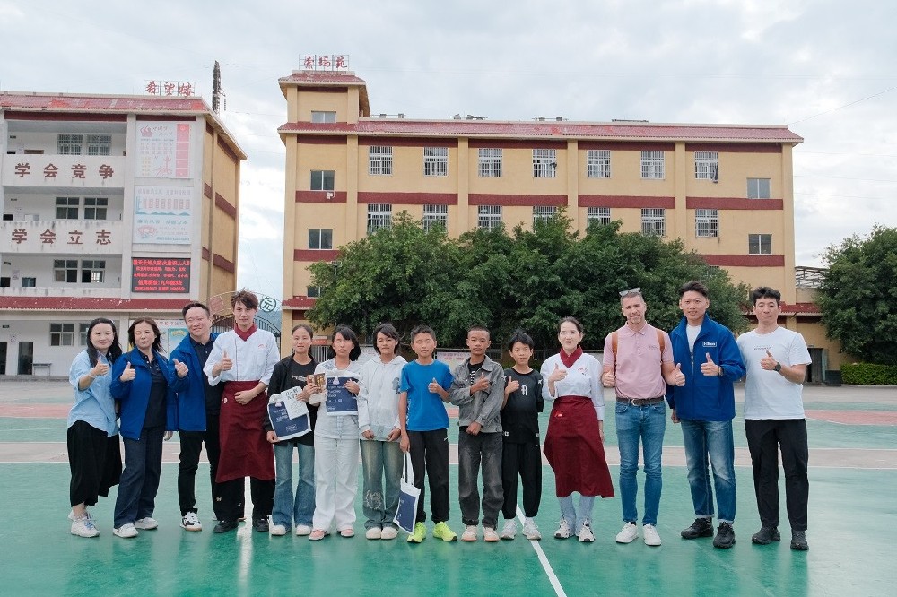 跨越山城的希望之行 李锦记携手希尔顿酒店走进凉山州