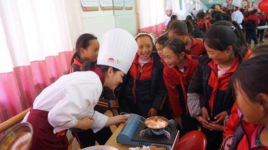 跨越山城的希望之行 李锦记携手希尔顿酒店走进凉山州